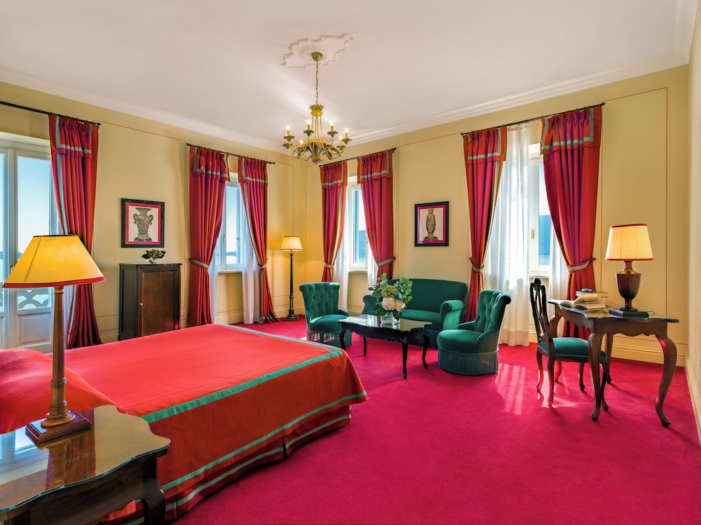 Suite, Double Bed, Partial Lake View