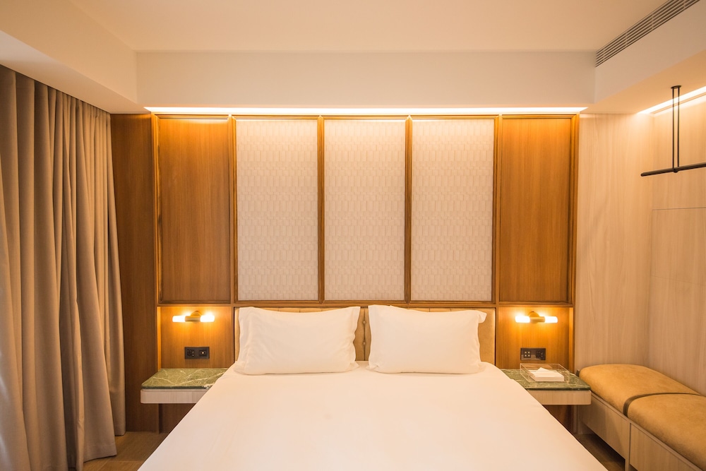 GRAND, DOUBLE BED