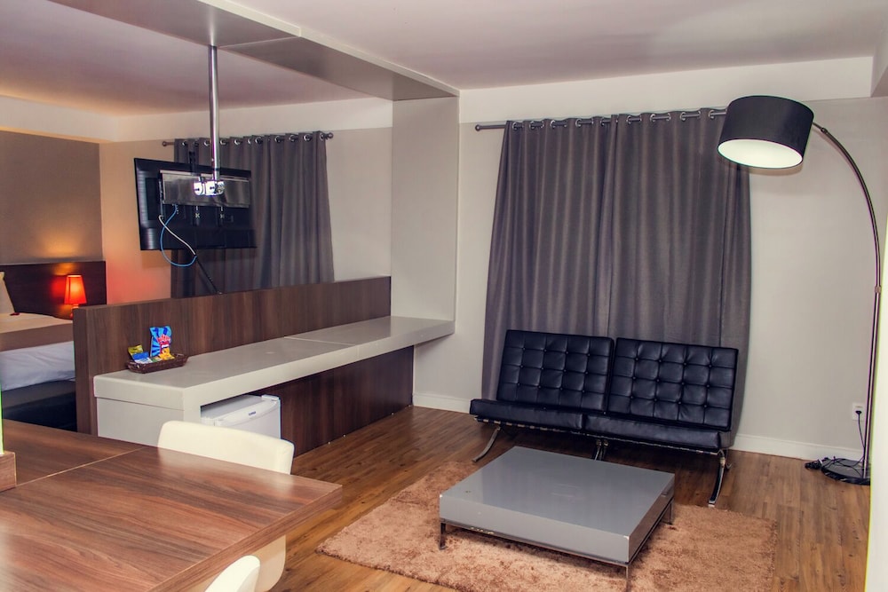 Delmond Hotel 49/70