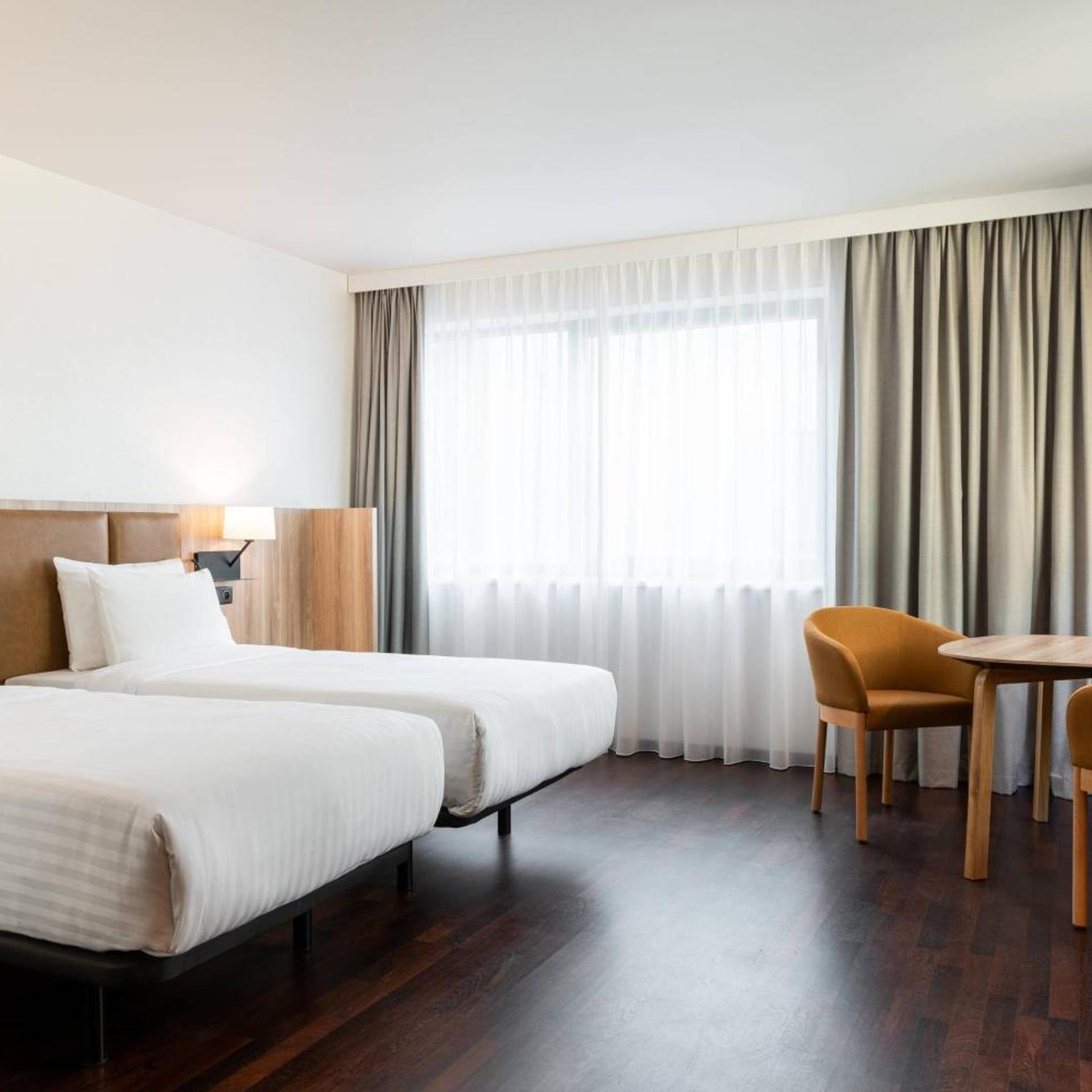 Guest Room, Superior, Twin Beds, Street View