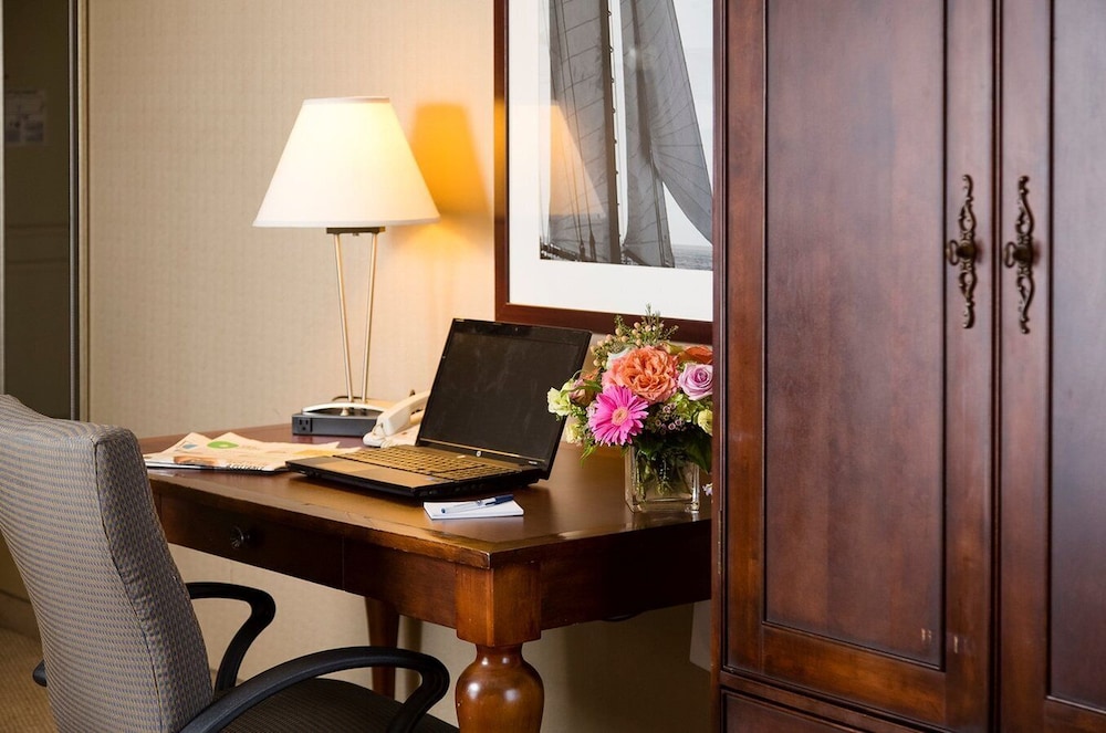 Salem Waterfront Hotel and Suites 43/45