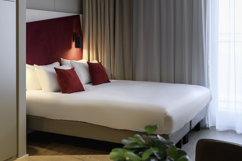 studio, multiple beds