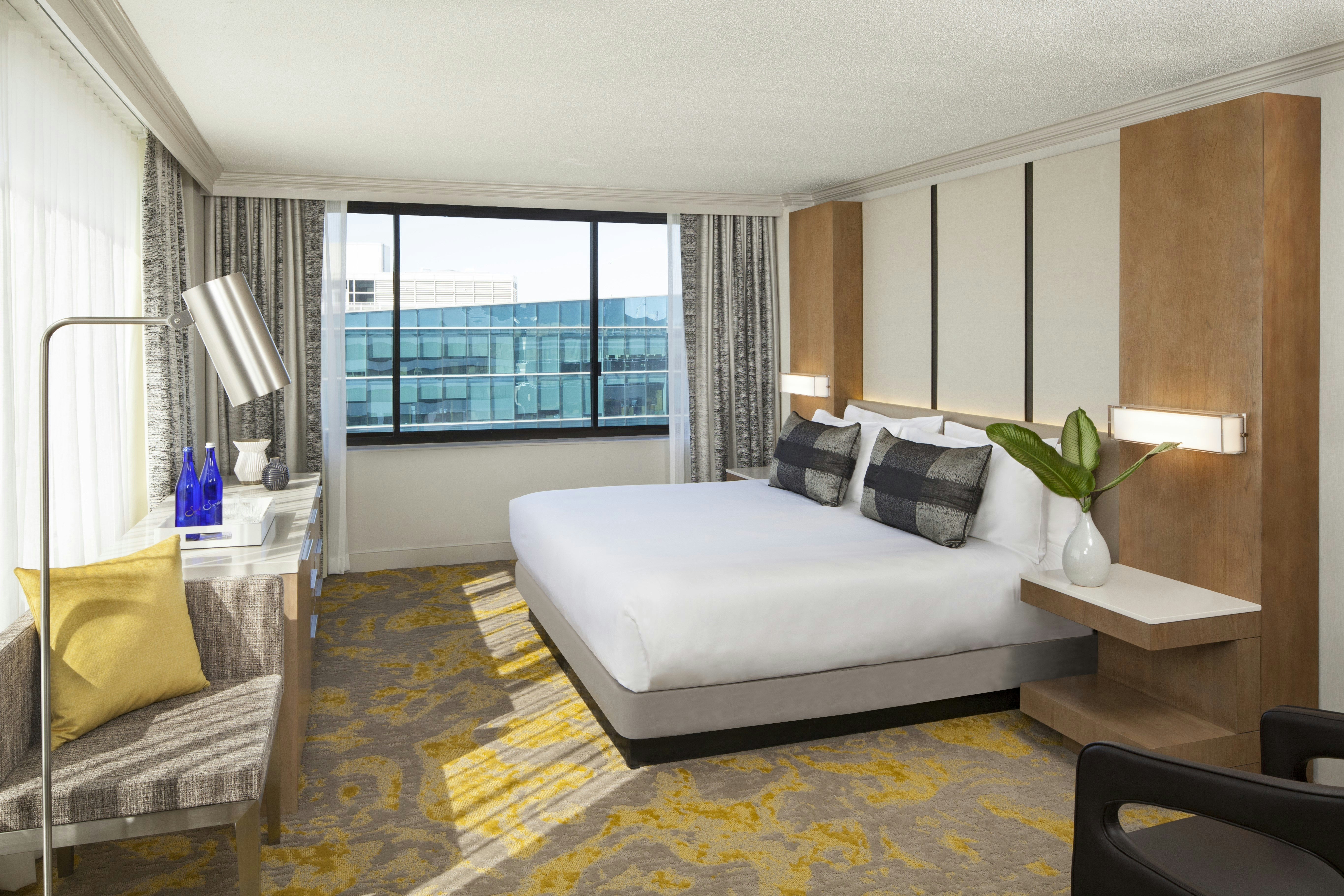 DELUXE, KING BED