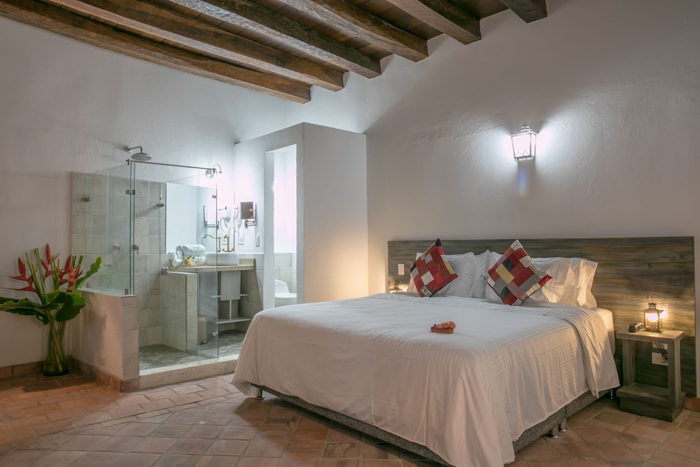 JUNIOR SUITE, KING BED