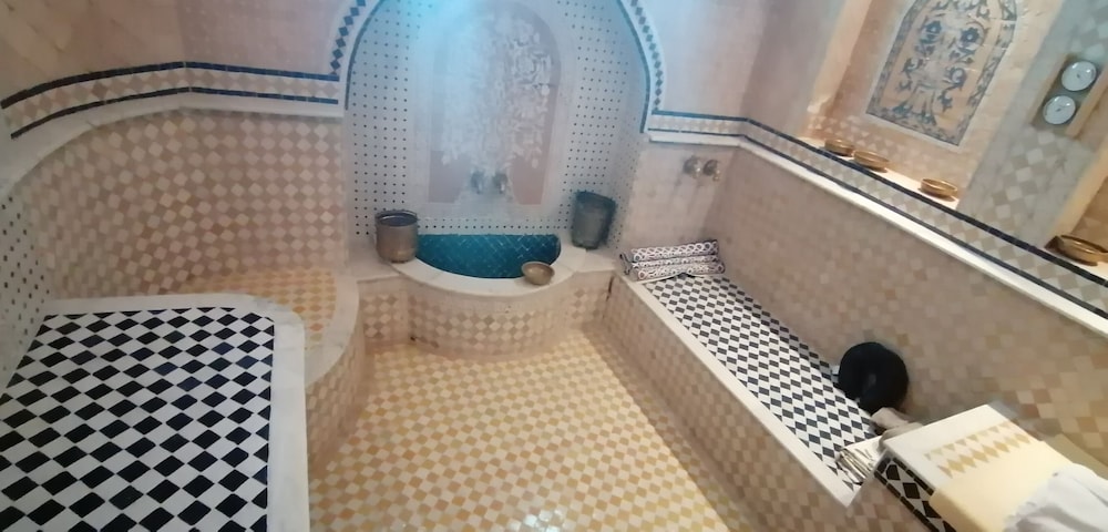 Pasta Plaza Hotel 38/39