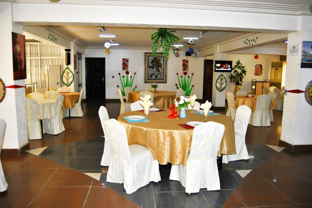 Riviera Hotel Benin 35/42