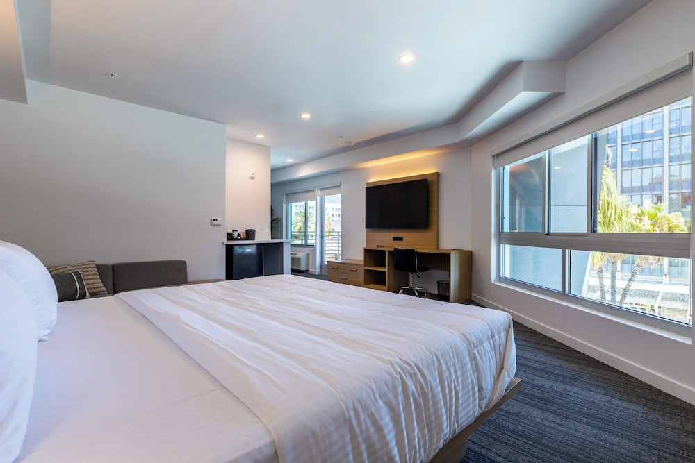 DELUXE, KING BED, BALCONY