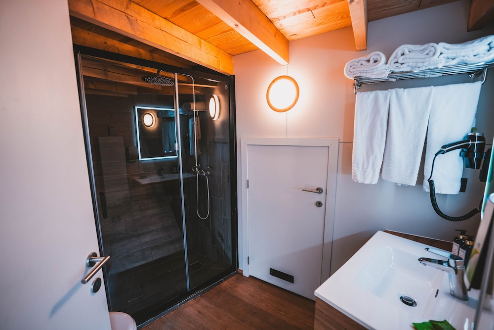 Tree House, Comfort, 1 Queen and 1 Single Bed