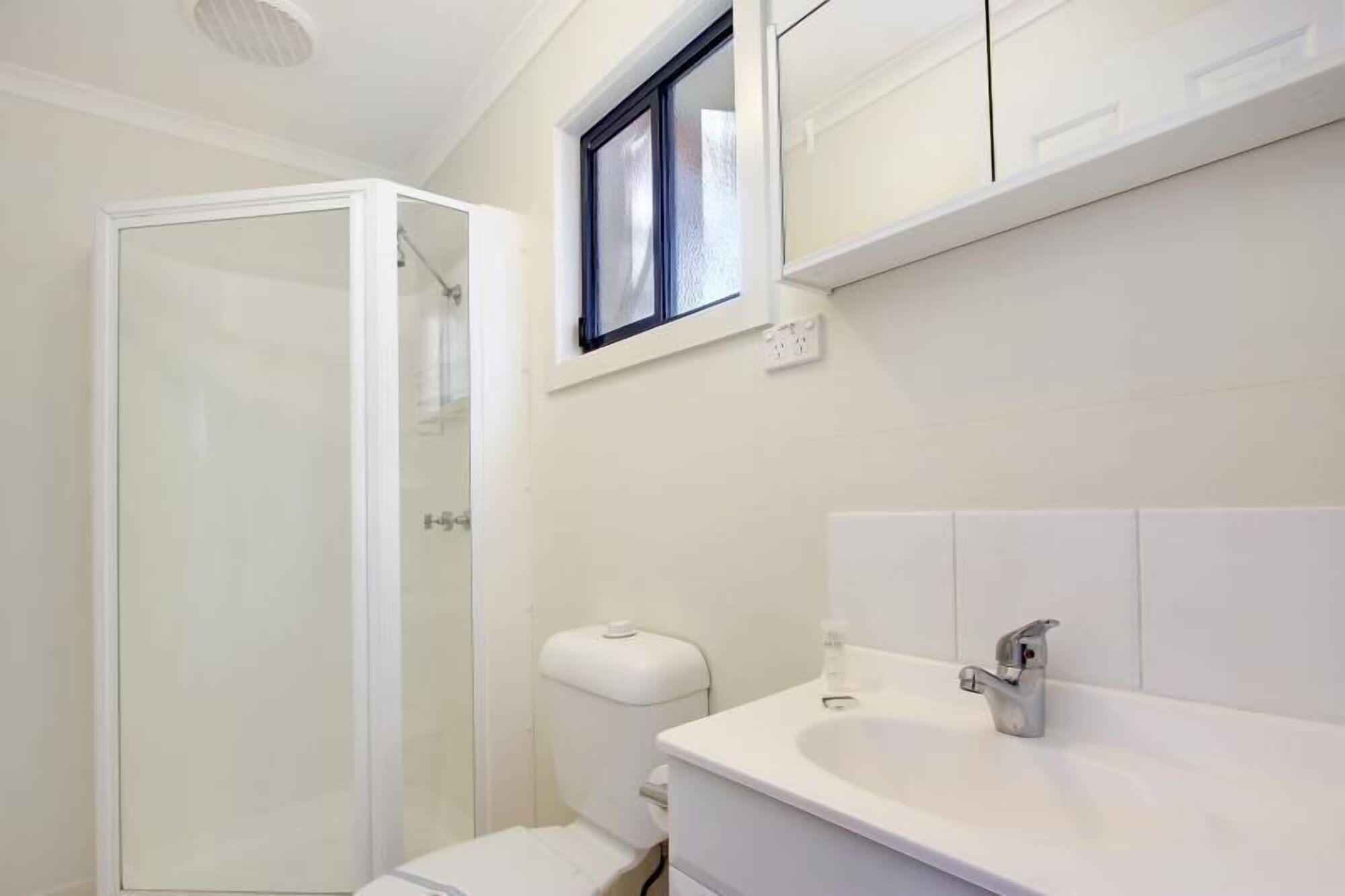كابينة كلاسيكية بسرير كينج بغرفة نوم واحدة، Amaroo Holiday Park 3/3
