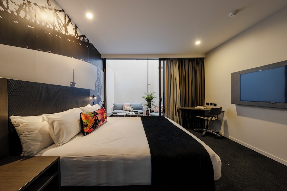 COURTYARD, SUPERIOR, QUEEN BED