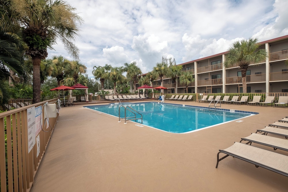 Red Roof PLUS & Suites Naples Downtown-5th Ave S in NAPLES - FL