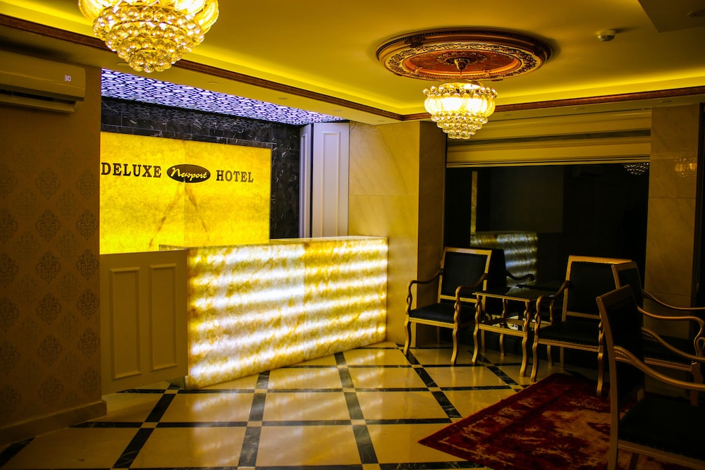 Deluxe Newport Hotel 8/54