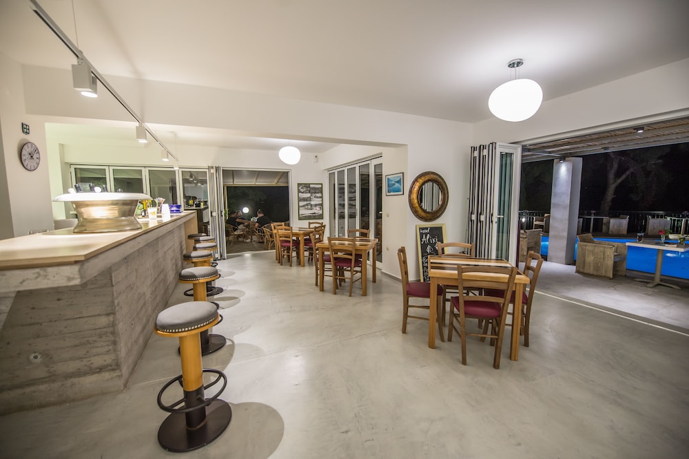 ALIKI HOTEL 58/76