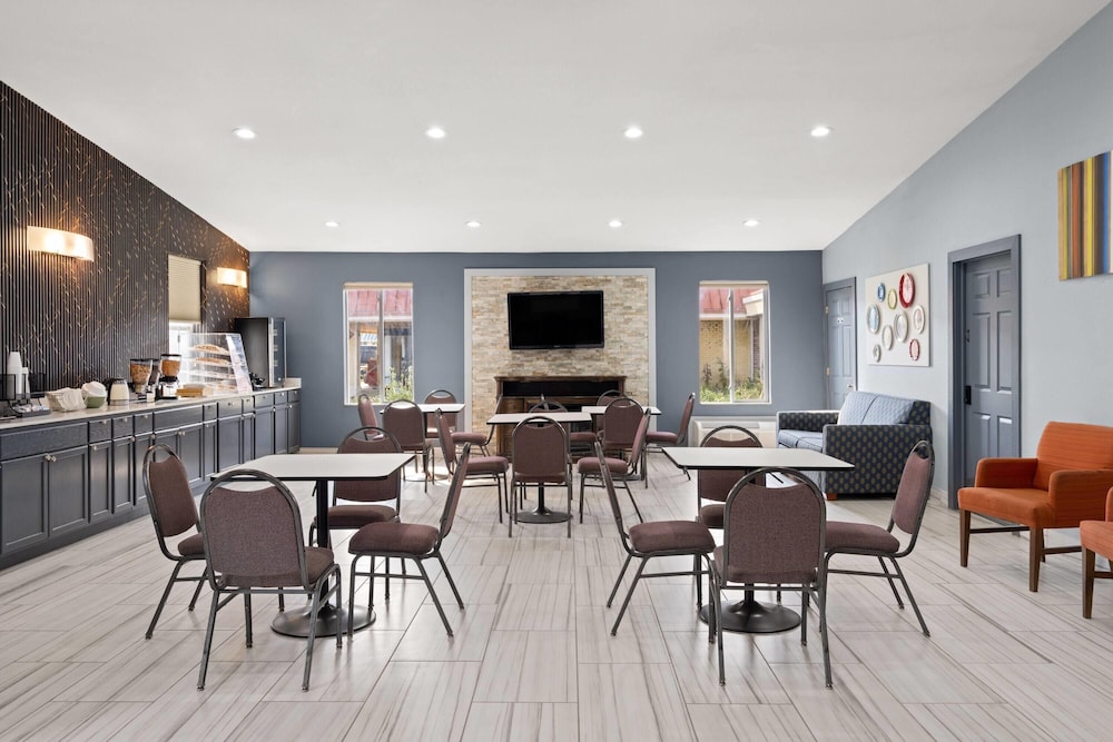 Super 8 by Wyndham Fort Wayne 48/58