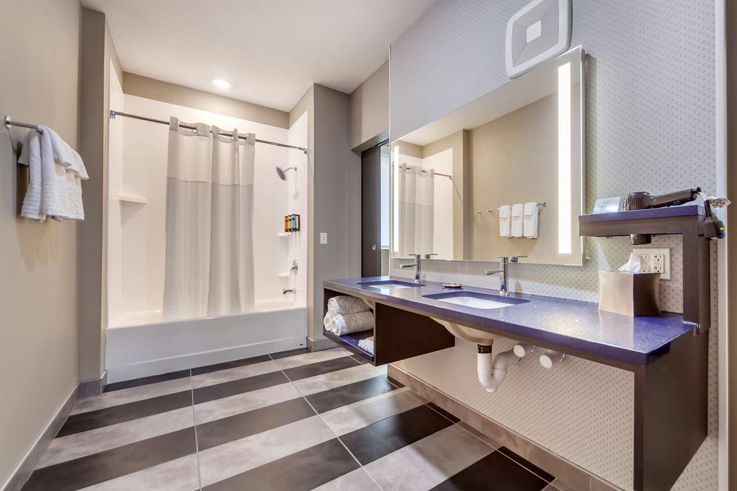غرفة بسرير كينج بحوض استحمام لذوي الإعاقة، Glo Best Western Dawley Farms In Sioux Falls 6/7