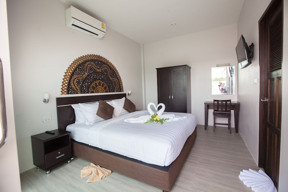 3 BEDROOMS, VILLA, HOT TUB