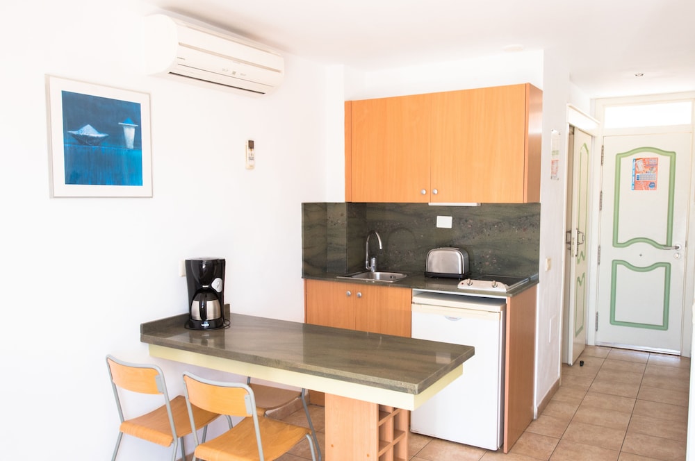 Karina Apartments 18/28