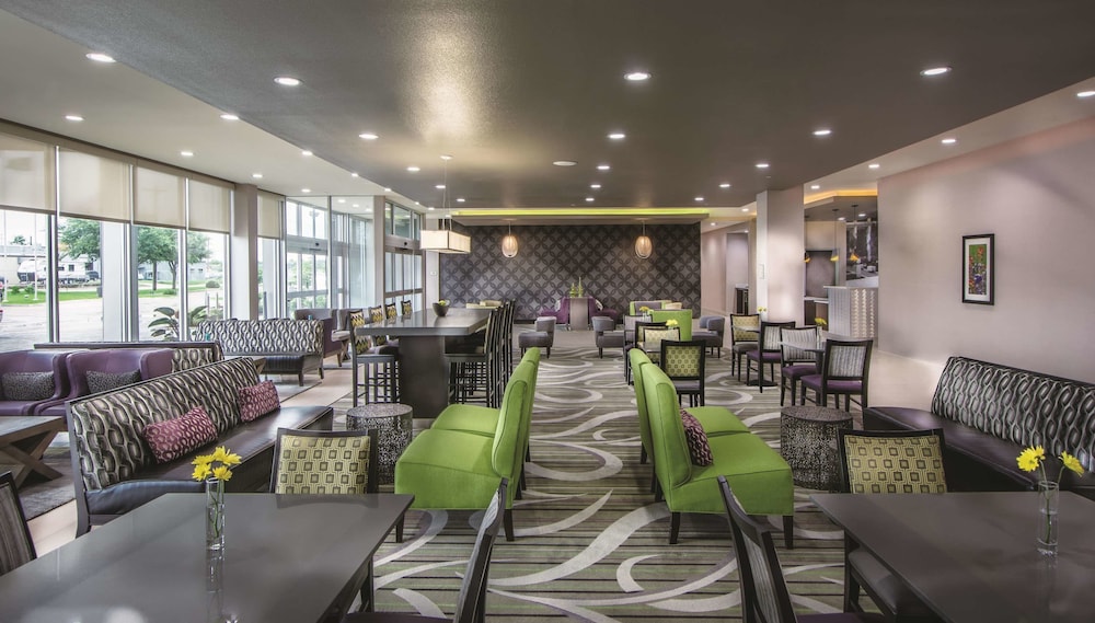 La Quinta Inn & Suites by Wyndham College Station South 42/64