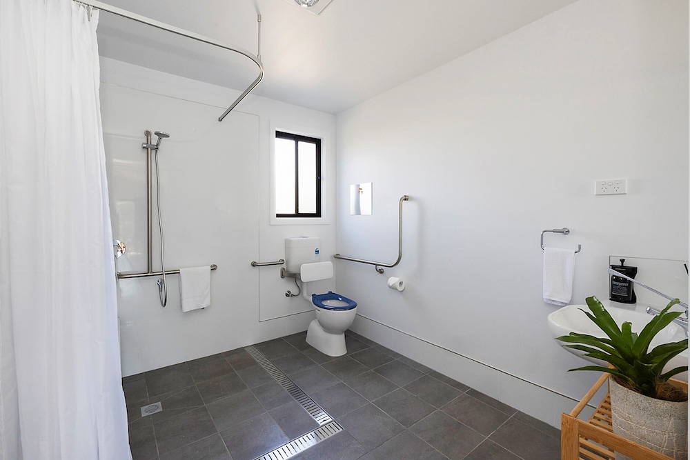 Premium, Villa, 1 Queen and 1 Single Bed, Bunk Bed, Accessible, Reflections Holiday Park Forster Beach 3/6