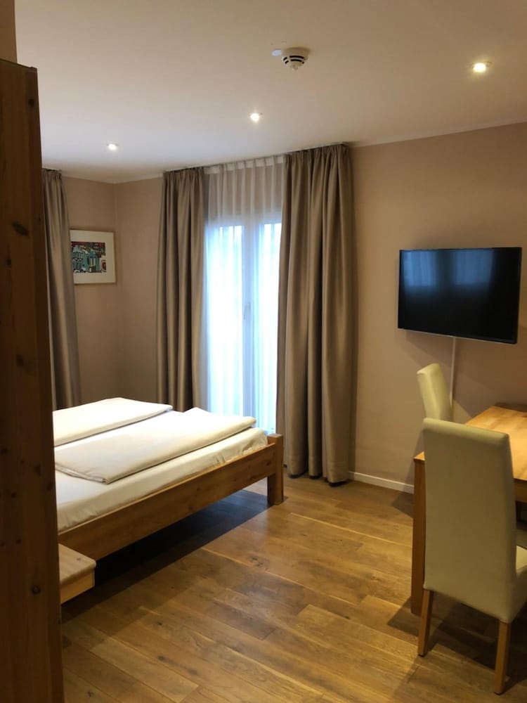 Hotel Attache 24/30