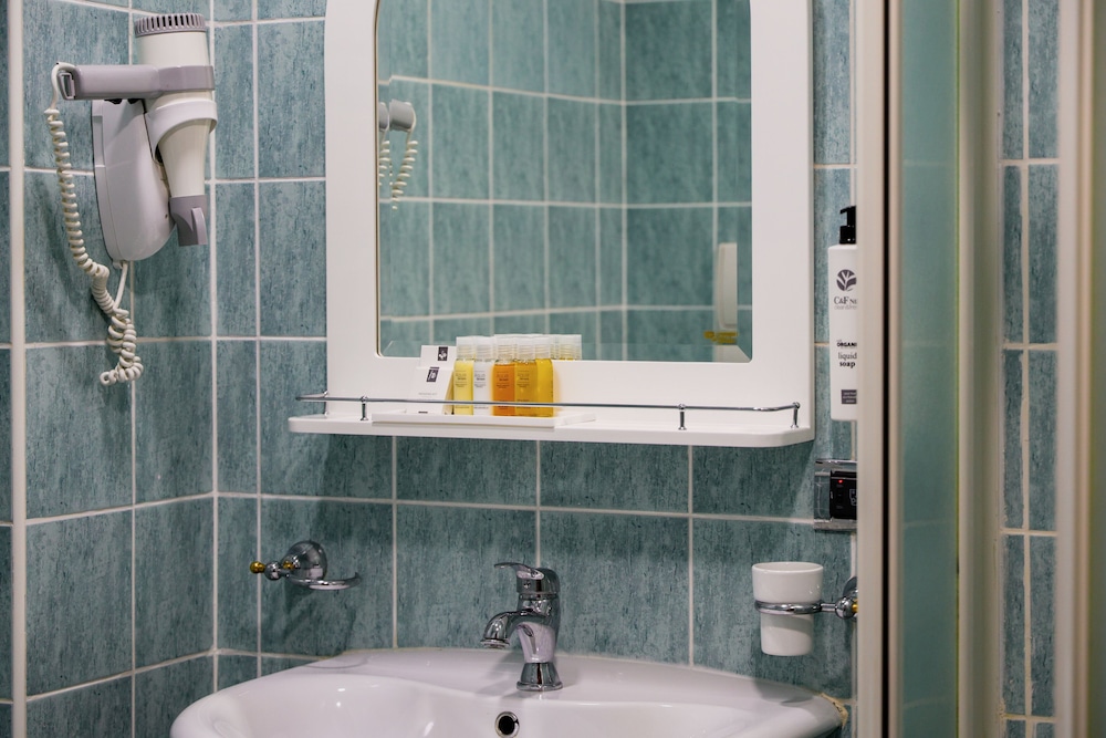 غرفة قياسية ثلاثية بسرير مزدوج وسرير فردي، Grand Hotel & Spa Tirana 3/5