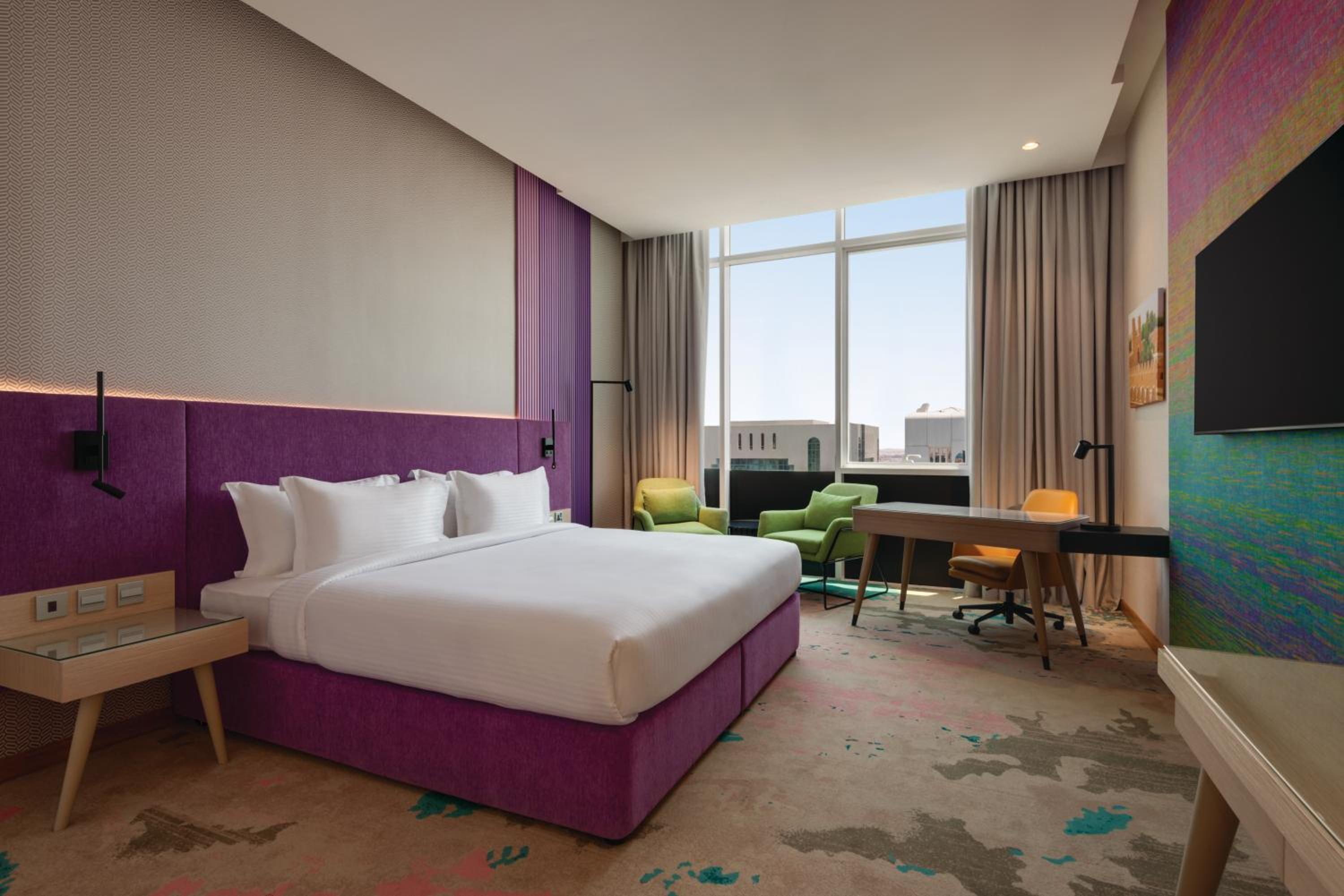 غرفة بسرير كينج وسرير كوين بإطلالة على المدينة للمدخنين، La Quinta by Wyndham Abu Dhabi Al Wahda 4/8