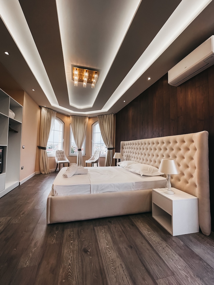 LUXURY, SUITE