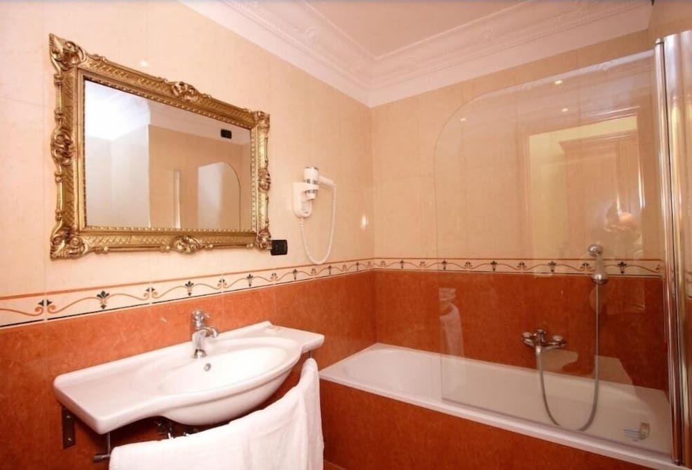 Caroline Suite 9/35