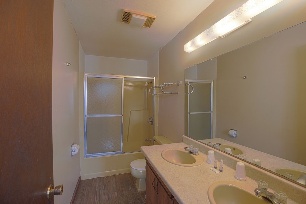 Love Hotels Tomahawk at Lake Mohawksin WI 47/49