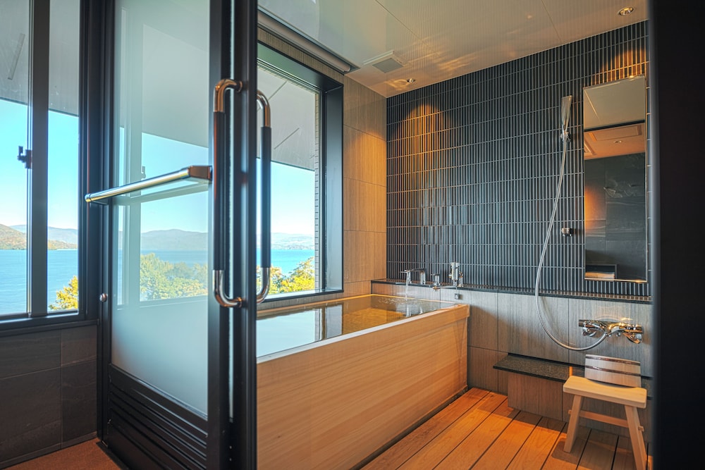 Exective Twin Room with Cypress Onsen View Bath Non Smoking، Hotel Premium Lake Toya 8/10