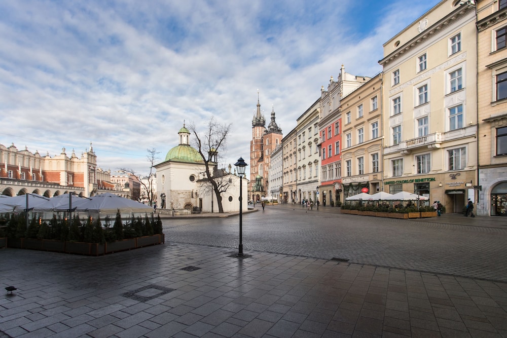Venetian House Market Square Aparthotel 44/47