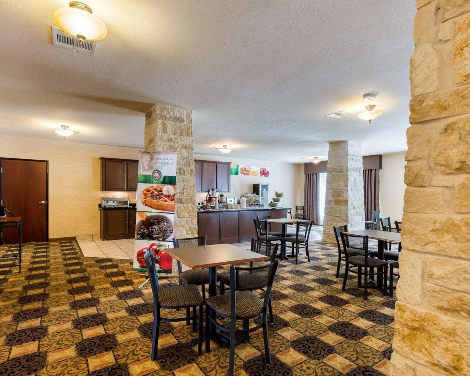 Quality Suites Huntsville Near University 15/24