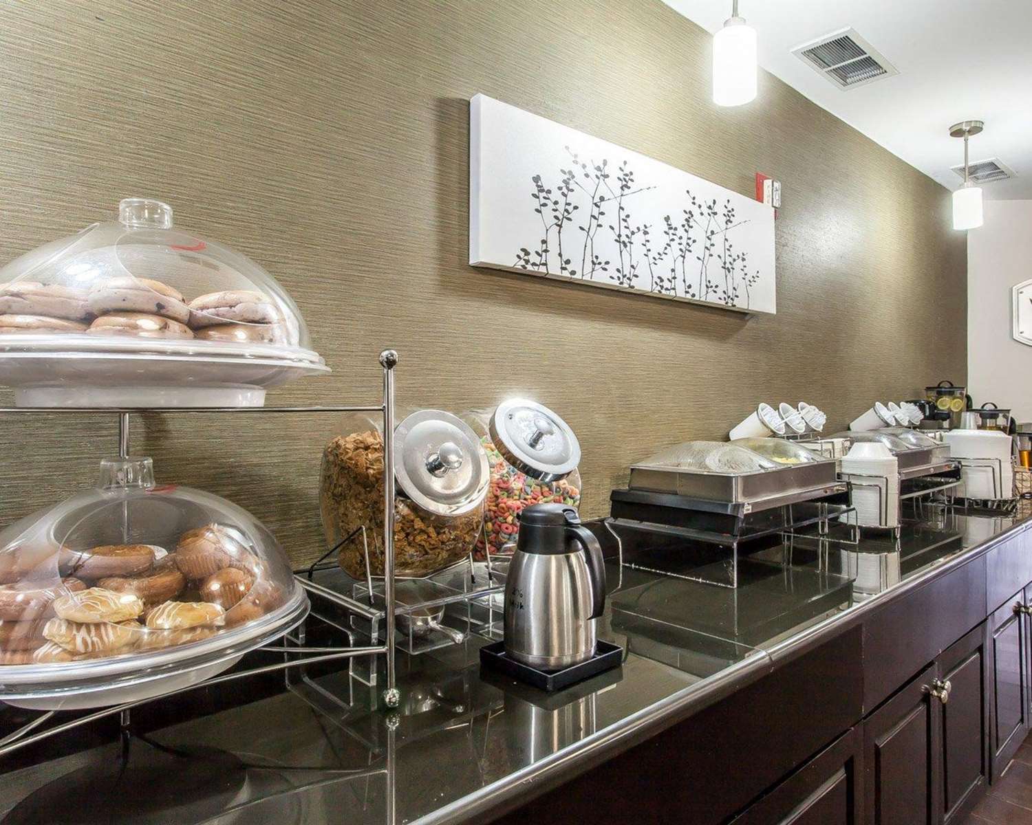 Inn & Suites Near I-90 And Ashtabula 5/14