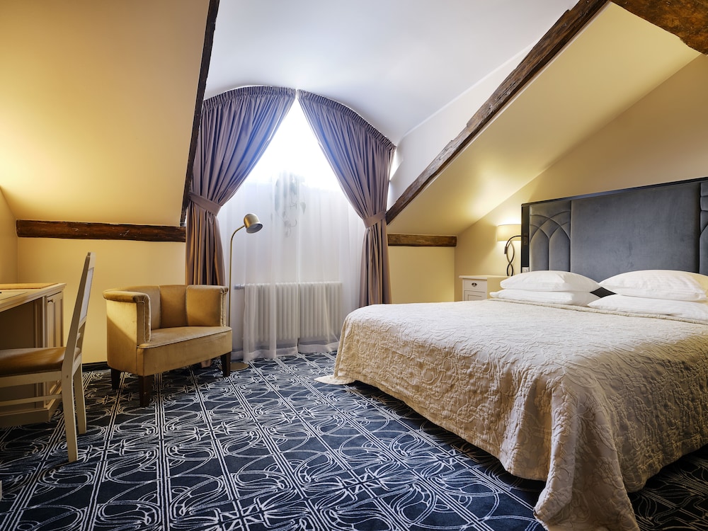 Villa Ammende Restoran and Hotell 12/50