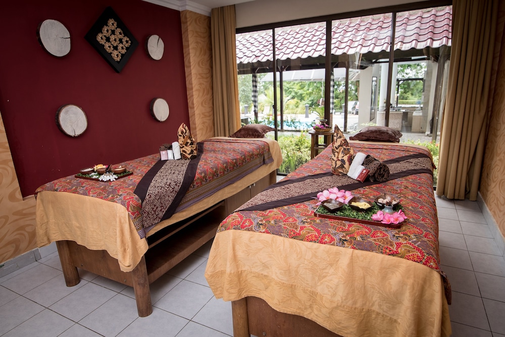 Crown Vista Hotel 25/50