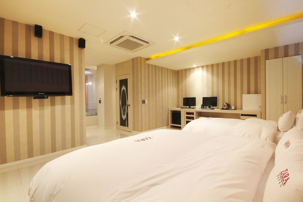 Zara Motel 18/68