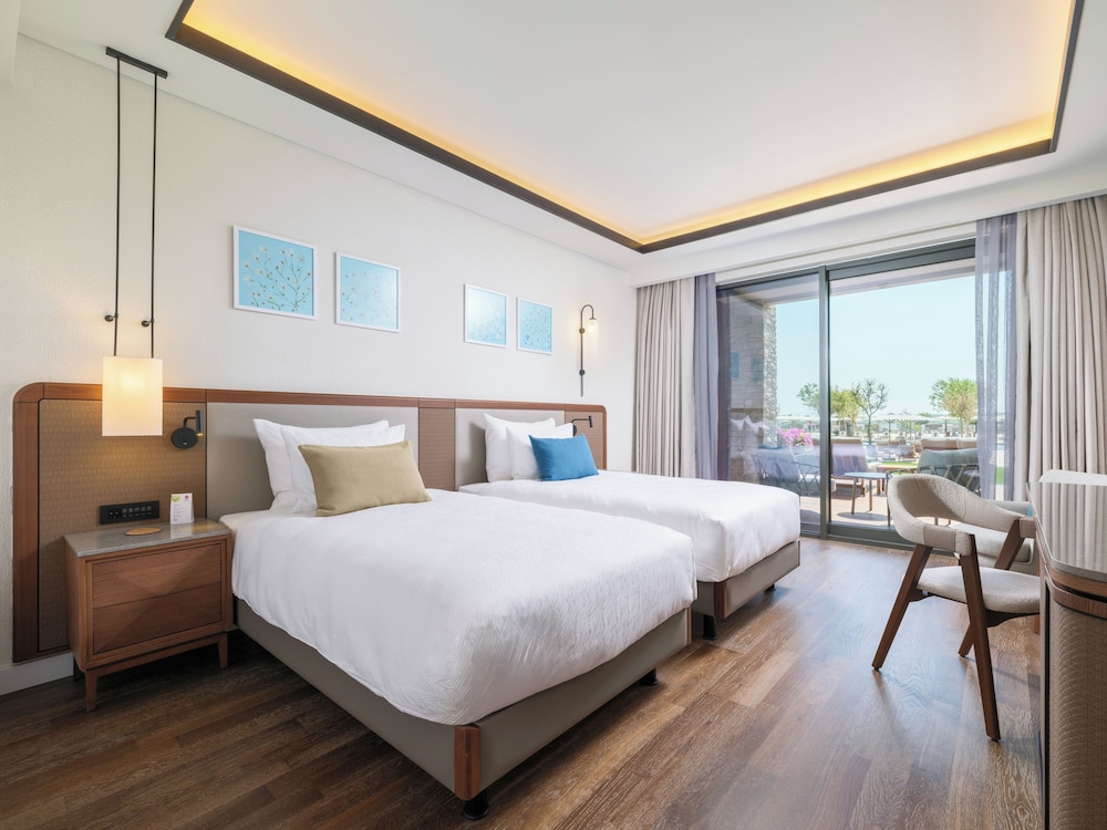 Swim Up, Family Suite, Deluxe, 1 King and 2 Queen Beds, Sea Side, 2 Sofa, Family Zone