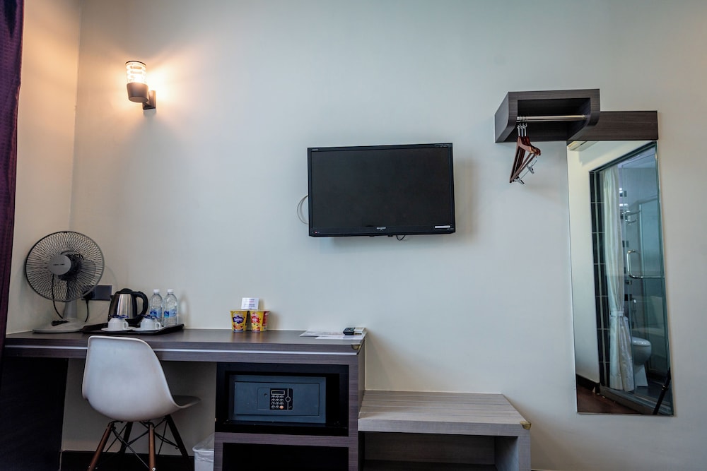 Indra Hotel 47/58