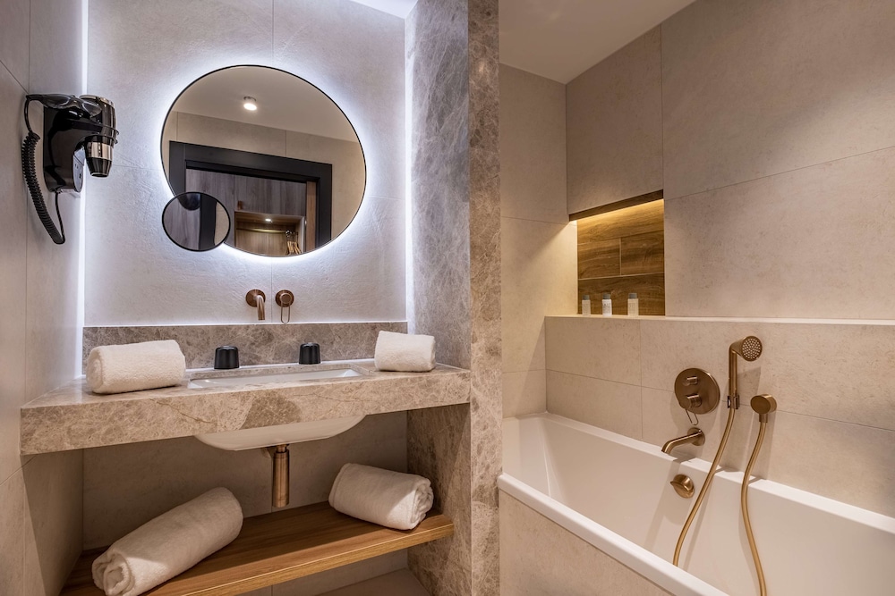 Golden Tulip Lyon Ouest Techlid - Hotel & Spa 76/76