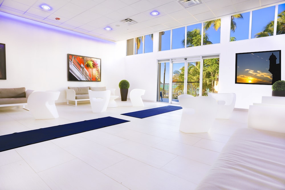 ESJ Beach Hotel 24/42