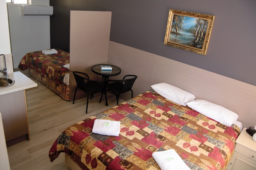Civic Motor Inn Cowra 18/71