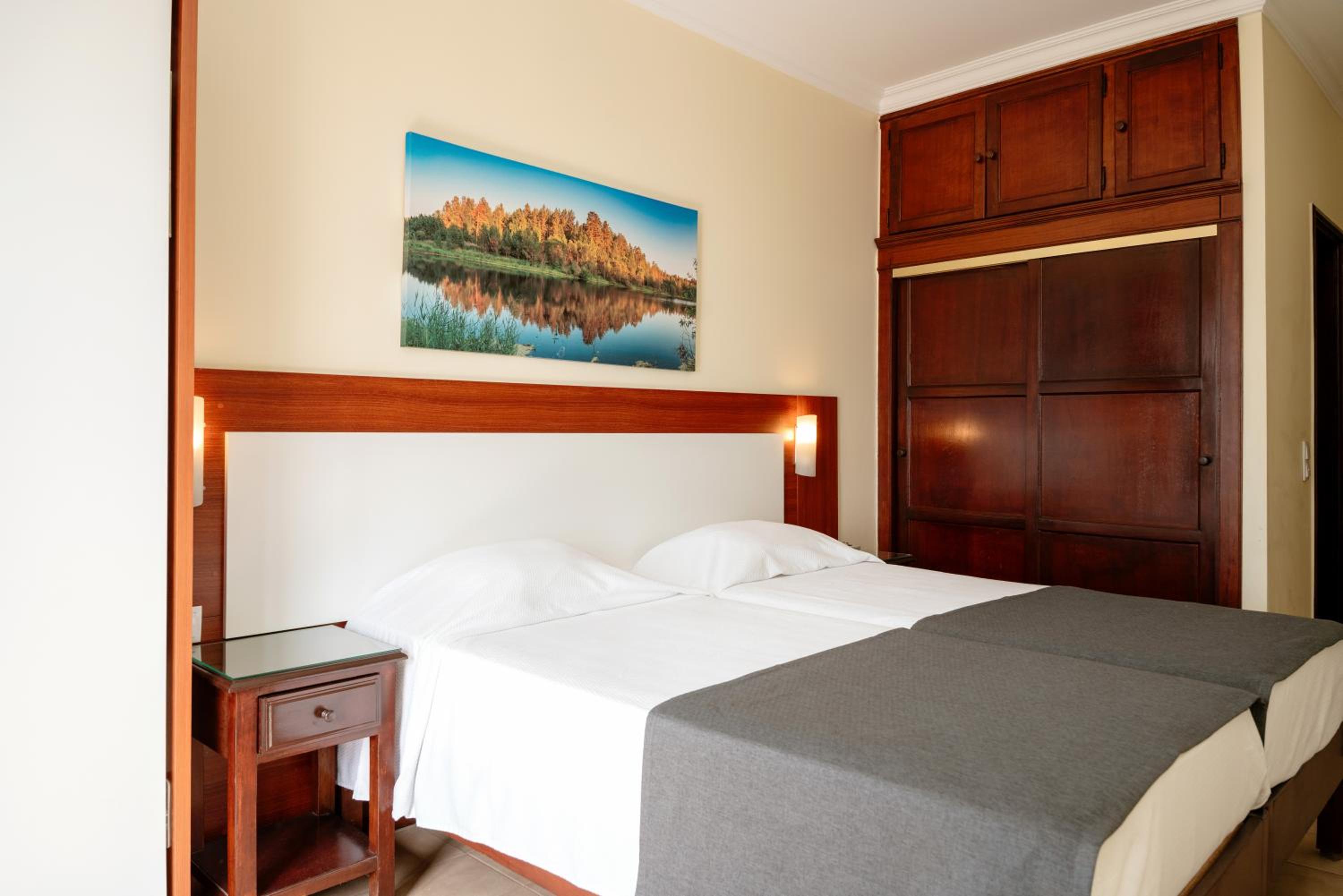 Standard, Twin Beds, Avenida Praia 9/10