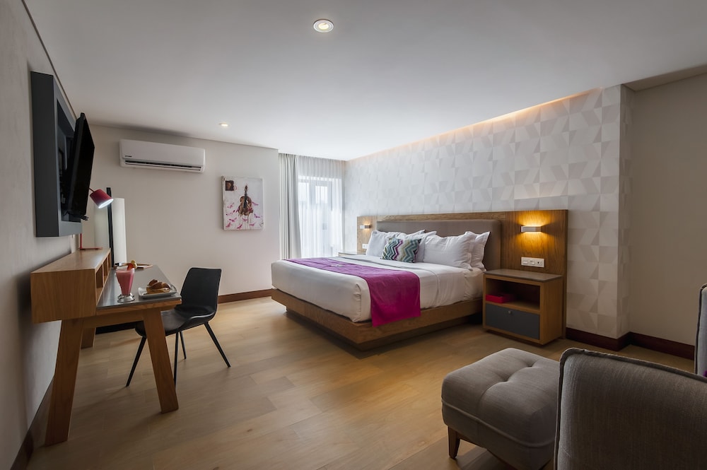 JUNIOR SUITE, KING BED