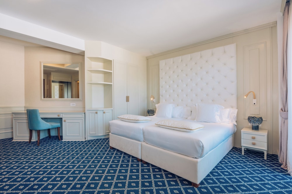 ROOM, SINGLE