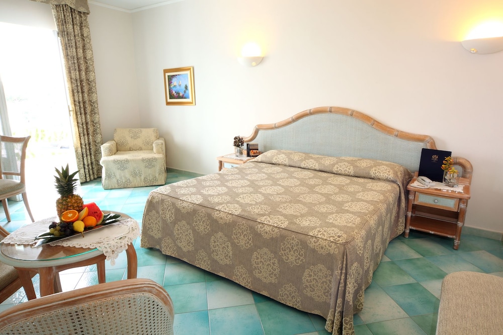 ROOM, QUADRUPLE