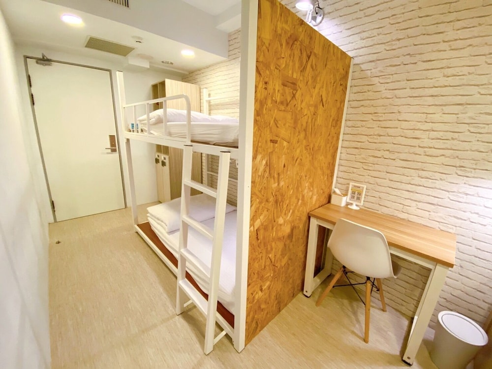 Flyinn Hostel 30/50