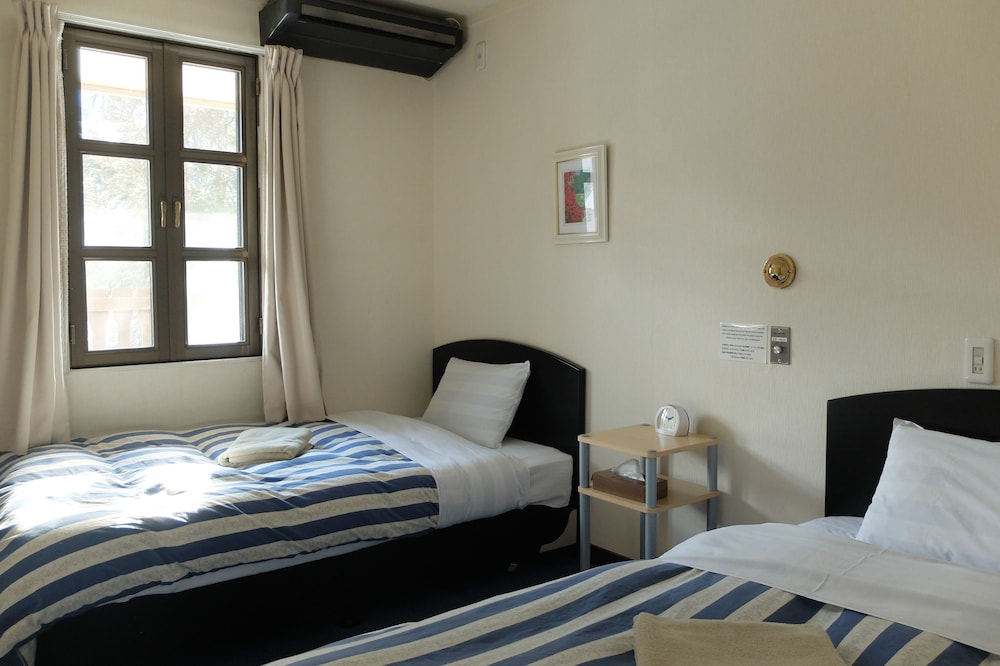2 BEDROOMS, TWIN BEDS