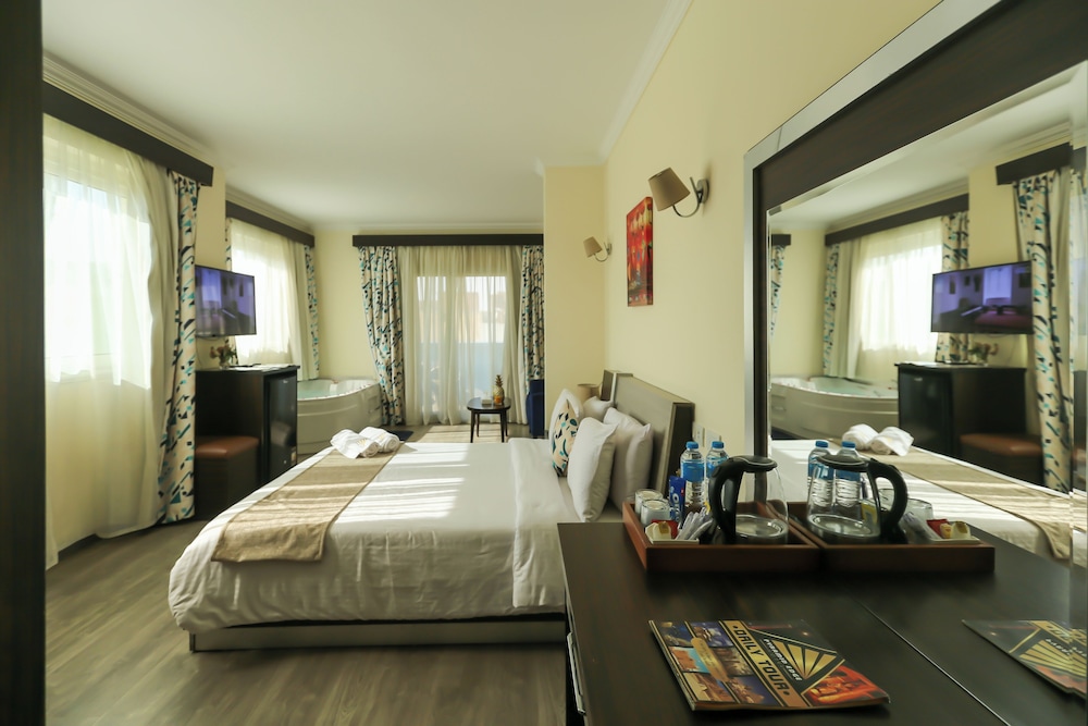 Executive, King Bed, Pyramids View, Jetted Tub
