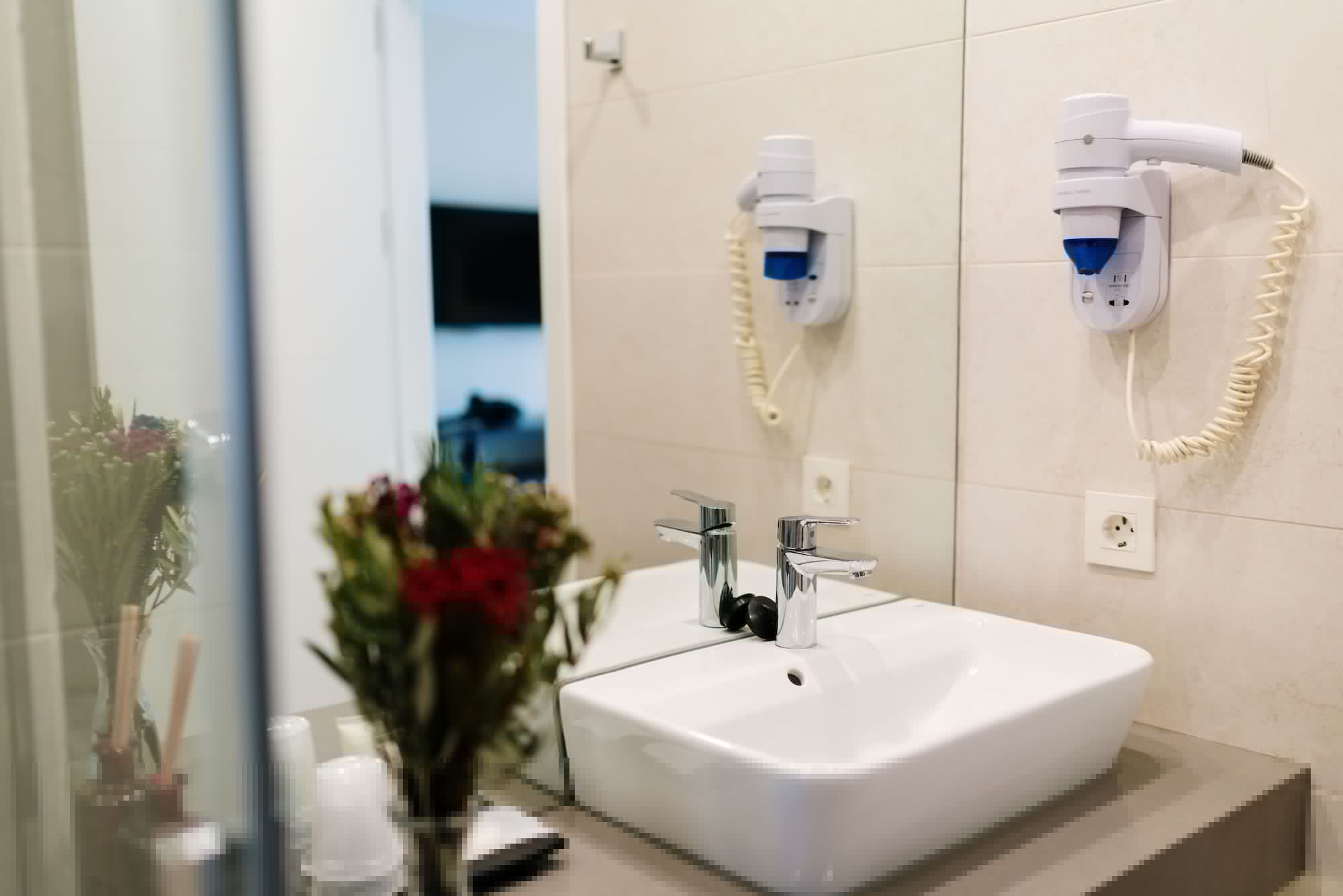 Junior Suite, Studio, Ocean Front, Partial Sea View