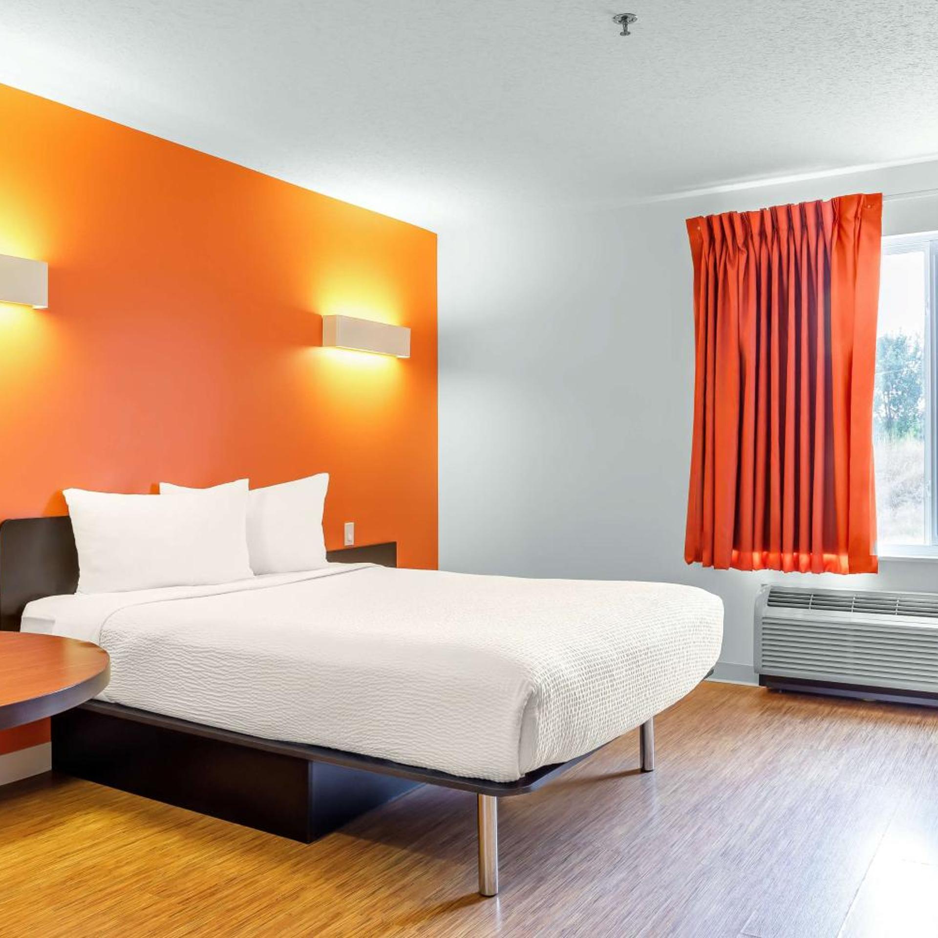 1 Queen Bed - Mobil Access Tub Nsmk Micfridg